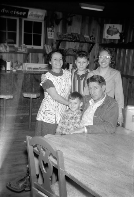 09-05 Family 1950's at Gayway