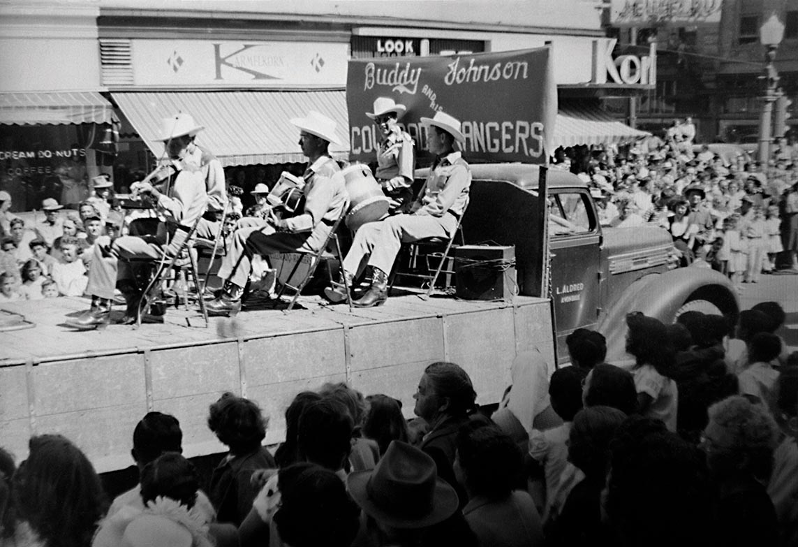 08-02 Band 1940's Fair parade
