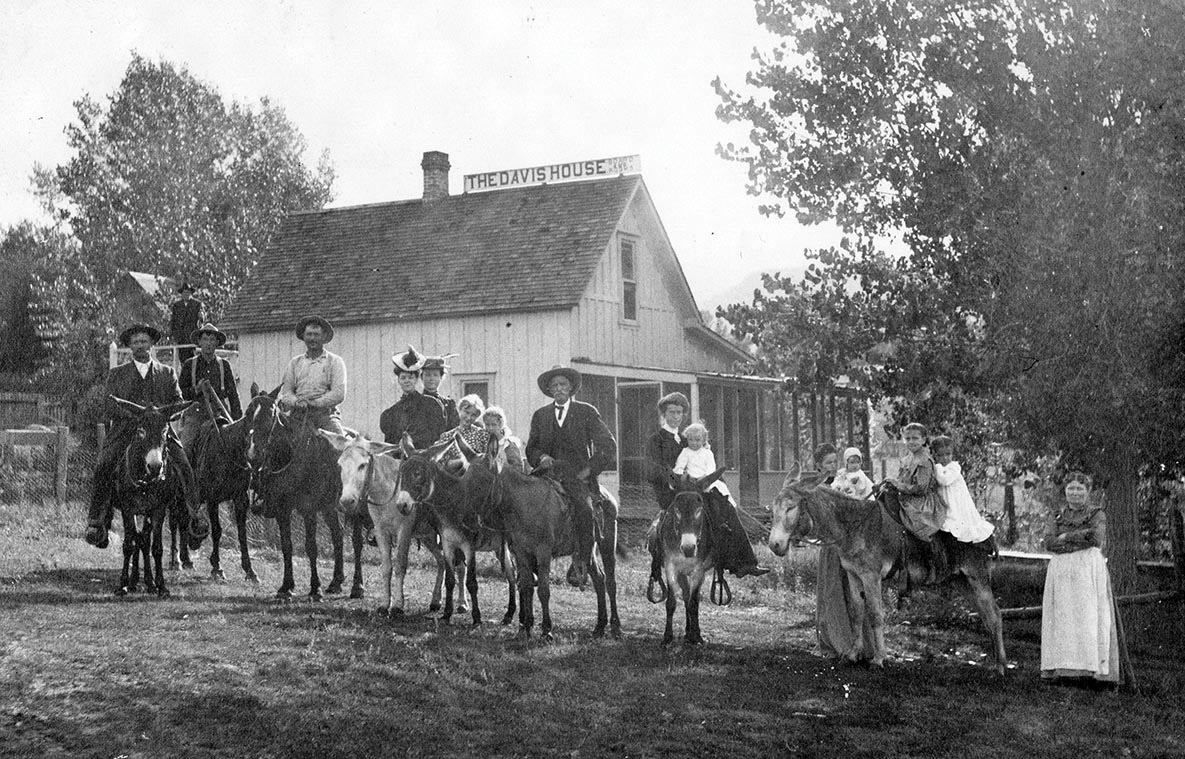 09-09 Family Beulah house 2 - 8872 Central Avenue Beulah Colorado behind Gayway in 1900s