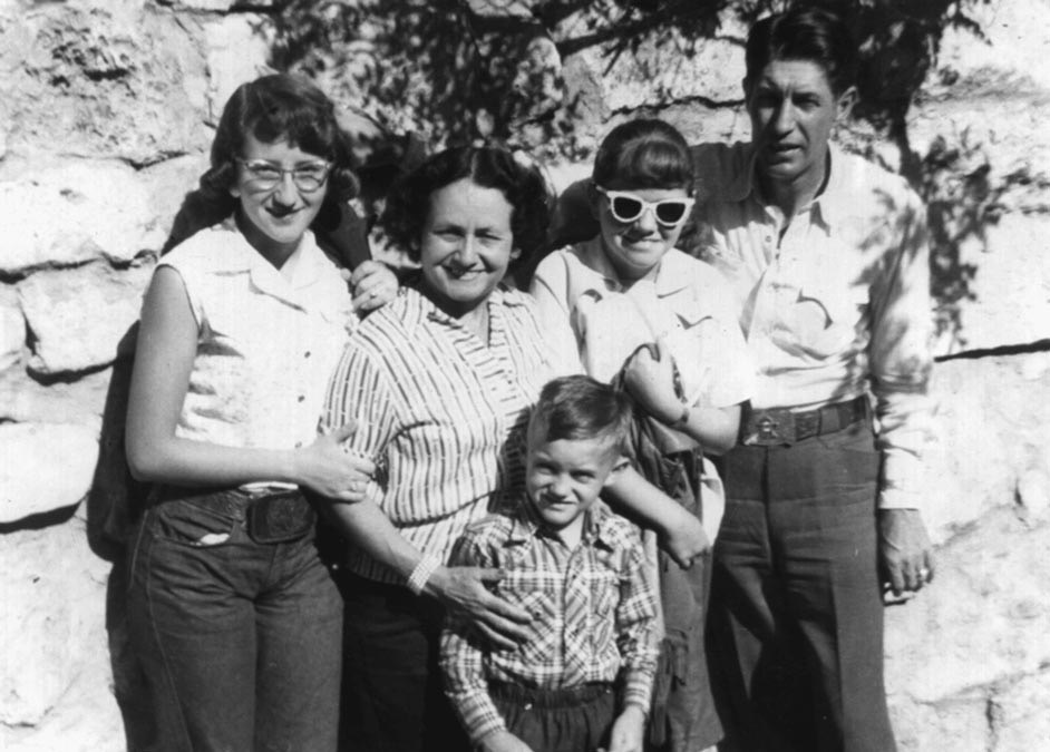 09-15 Family 1957 0r 58 at Carlsbad, NM