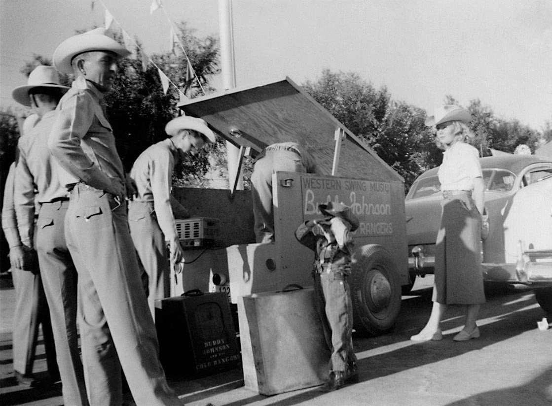 09-21 Family 1955 trailer loading John