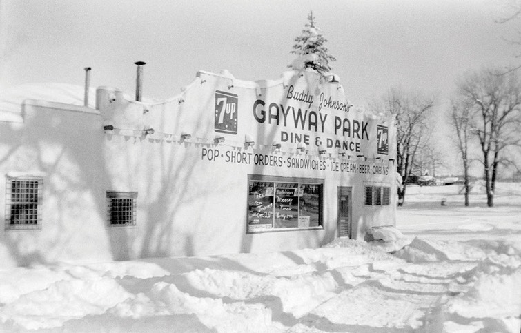 10-02 Gayway in snow with tree